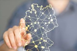 Eine Person zeigt mit dem Finger auf eine transparente Deutschlandkarte. Die Karte zeigt ein Netzwerk aus Linien und Knotenpunkten. Bei unserem Umzugsunternehmen aus Hamburg können Sie ihren Umzug digital planen.